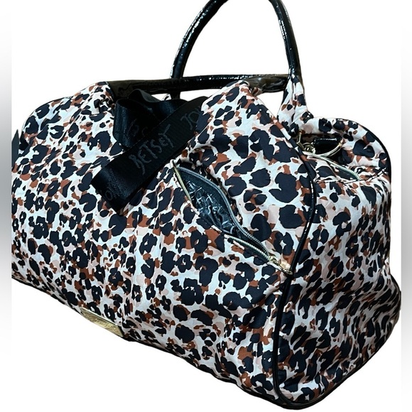 Betsey Johnson XL Gym Bag Leopard Print Weekend Duffel Overnight Travel - Picture 3 of 15